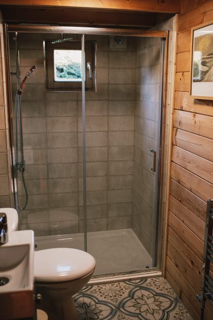Tapnell Farm Toms Eco Lodge Wood Cabin shower room